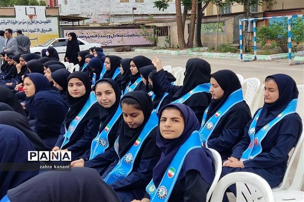 نواختن زنگ سپاس معلم در دبیرستان دخترانه 22 بهمن