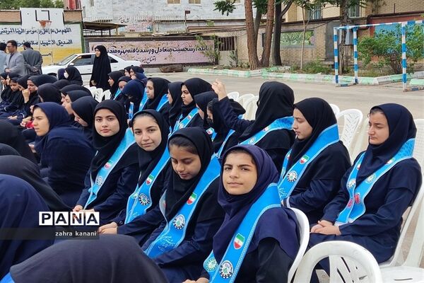 نواختن زنگ سپاس معلم در دبیرستان دخترانه 22 بهمن