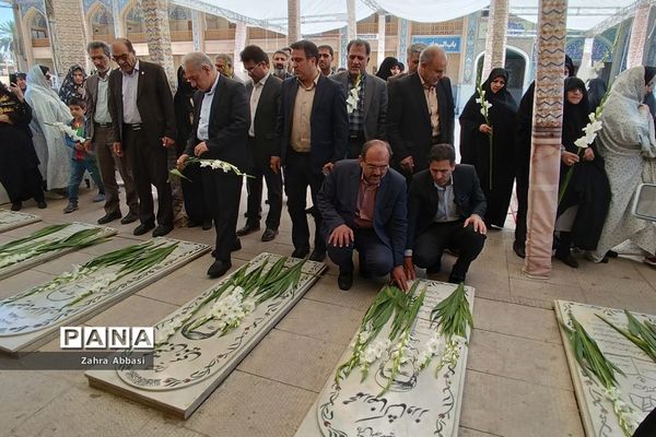 میز خدمت روسای ادارات آموزش و پرورش در حرم مطهر حضرت شاهچراغ(ع)