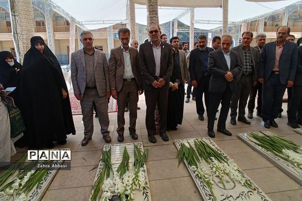 میز خدمت روسای ادارات آموزش و پرورش در حرم مطهر حضرت شاهچراغ(ع)