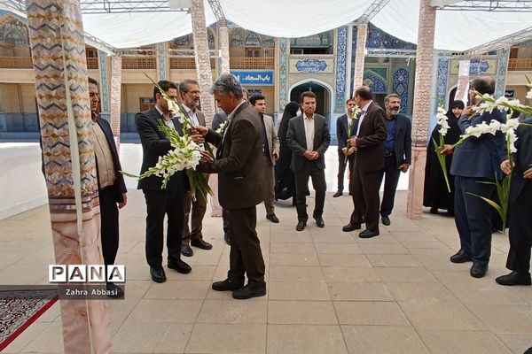 میز خدمت روسای ادارات آموزش و پرورش در حرم مطهر حضرت شاهچراغ(ع)