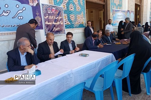 میز خدمت روسای ادارات آموزش و پرورش در حرم مطهر حضرت شاهچراغ(ع)