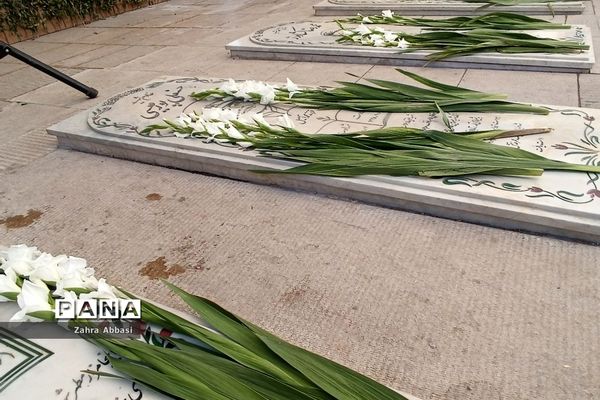 میز خدمت روسای ادارات آموزش و پرورش در حرم مطهر حضرت شاهچراغ(ع)