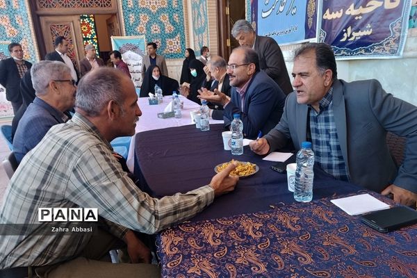 میز خدمت روسای ادارات آموزش و پرورش در حرم مطهر حضرت شاهچراغ(ع)