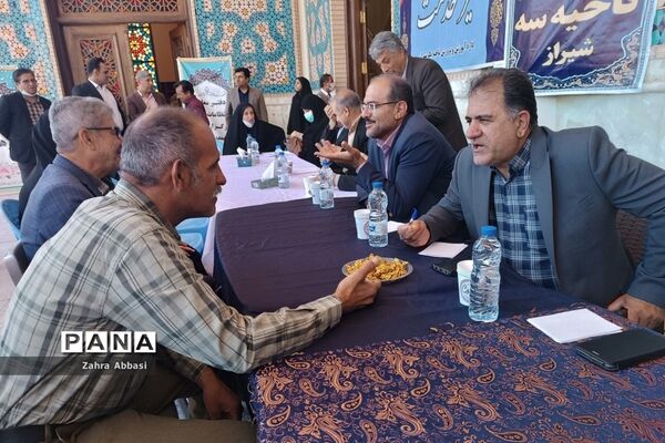 میز خدمت روسای ادارات آموزش و پرورش در حرم مطهر حضرت شاهچراغ(ع)