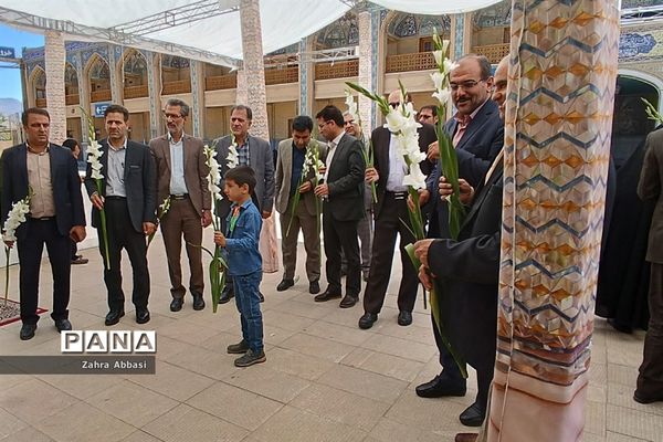 میز خدمت روسای ادارات آموزش و پرورش در حرم مطهر حضرت شاهچراغ(ع)