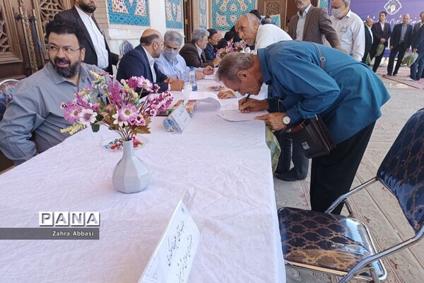 میز خدمت روسای ادارات آموزش و پرورش در حرم مطهر حضرت شاهچراغ(ع)