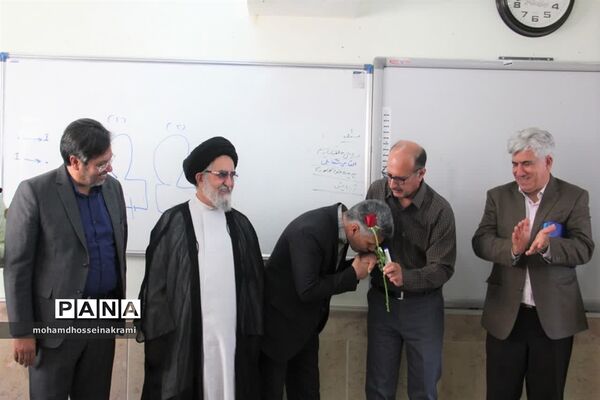 تبریک روز معلم مسئولین شهرستان ابرکوه  به آموزگاران ابرکوهی