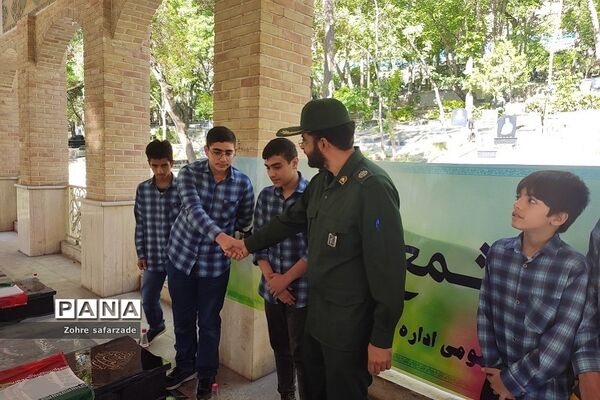 غبارروبی مزار شهدا در اولین روز هفته معلم  در رودهن