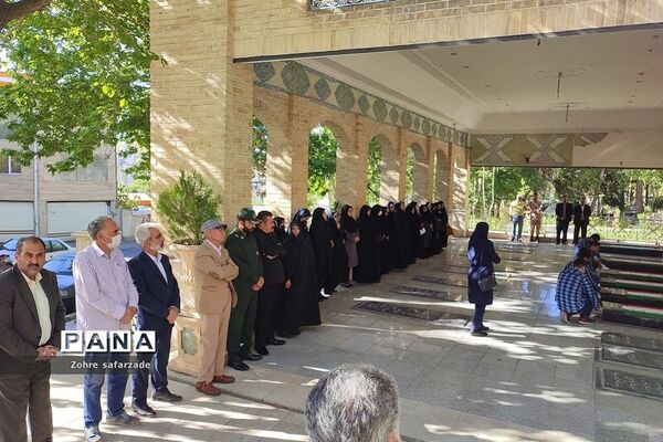 غبارروبی مزار شهدا در اولین روز هفته معلم  در رودهن