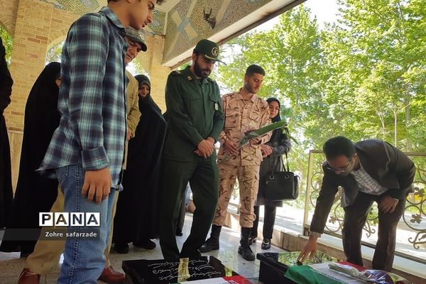 غبارروبی مزار شهدا در اولین روز هفته معلم  در رودهن