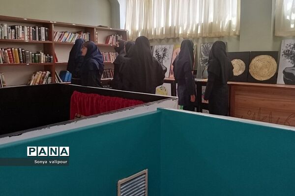 برگزاری نمایشگاه به مناسبت هفته مشاغل در دبیرستان سیمای ایمان