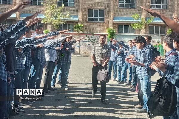 استقبال دانش‌آموزان در اولین روز هفته معلم از معلمان در رودهن