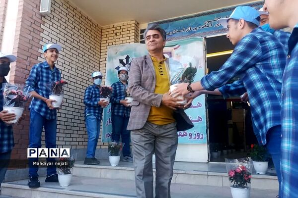 استقبال دانش‌آموزان در اولین روز هفته معلم از معلمان در رودهن