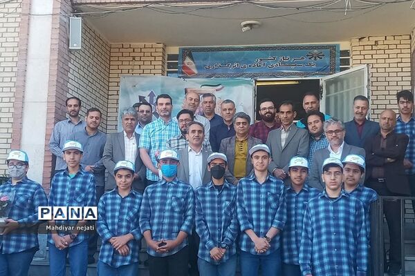 استقبال دانش‌آموزان در اولین روز هفته معلم از معلمان در رودهن