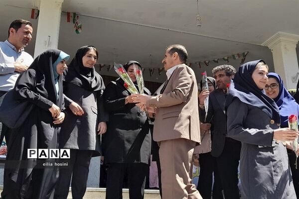 گرامیداشت  روز معلم و تقدیر از معلمان مدرسه ملاصدرا شهرستان قدس