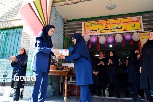 برگزاری مراسم روز معلم درمدرسه مهدیه شهرستان‌ شهریار