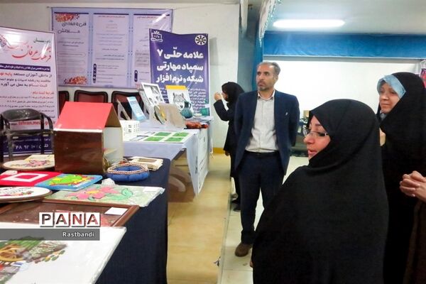 بازدید مدیر آموزش و پرورش منطقه ۱۳ از نمایشگاه دستاوردهای دانش‌آموزان