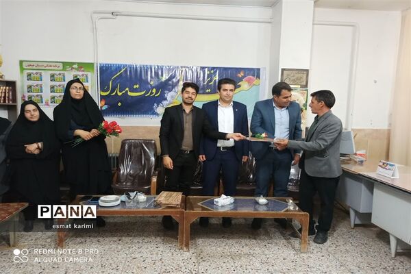 تجلیل از معلمان دبستان جیحون خاتم