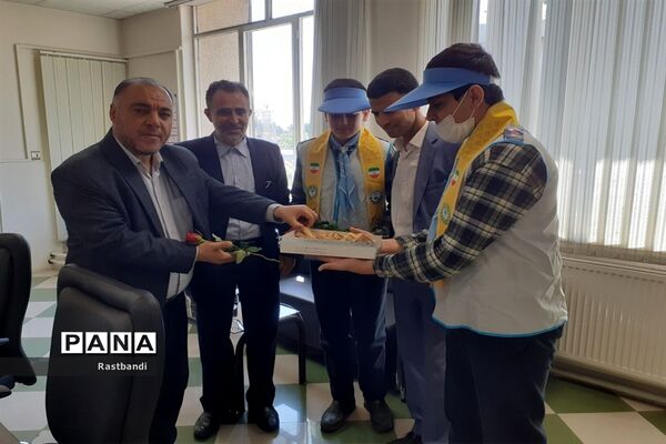 تقدیر از فرهنگیان آموزش و پرورش منطقه ۱۳ توسط دانش‌آموزان پیشتاز