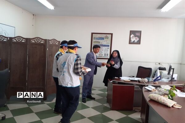 تقدیر از فرهنگیان آموزش و پرورش منطقه ۱۳ توسط دانش‌آموزان پیشتاز