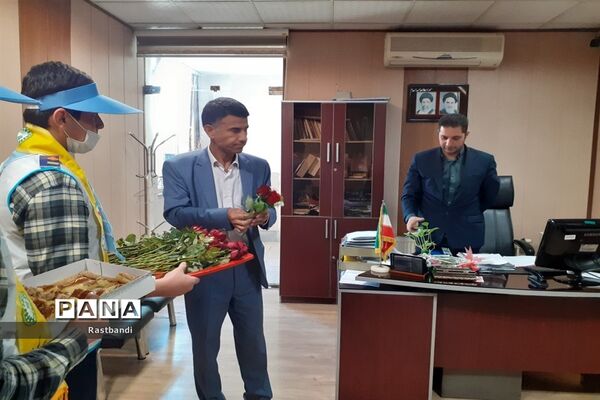 تقدیر از فرهنگیان آموزش و پرورش منطقه ۱۳ توسط دانش‌آموزان پیشتاز