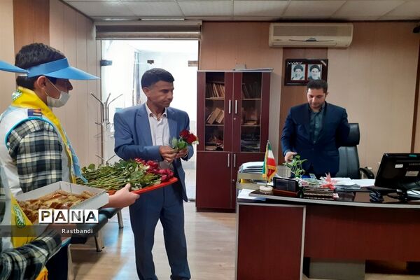 تقدیر از فرهنگیان آموزش و پرورش منطقه ۱۳ توسط دانش‌آموزان پیشتاز