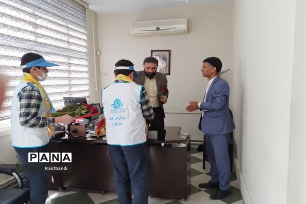 تقدیر از فرهنگیان آموزش و پرورش منطقه ۱۳ توسط دانش‌آموزان پیشتاز