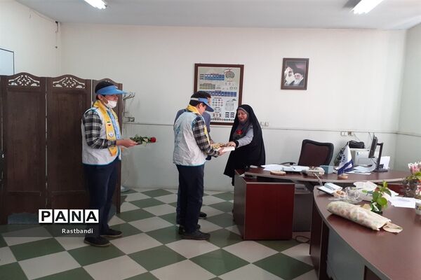 تقدیر از فرهنگیان آموزش و پرورش منطقه ۱۳ توسط دانش‌آموزان پیشتاز