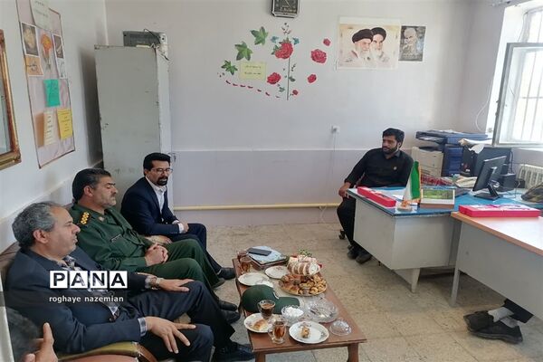 تجلیل از آموزگاران دبستان مقداد بخش چاهک شهرستان خاتم