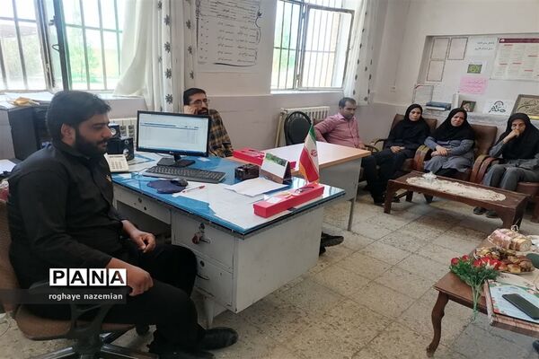 تجلیل از آموزگاران دبستان مقداد بخش چاهک شهرستان خاتم