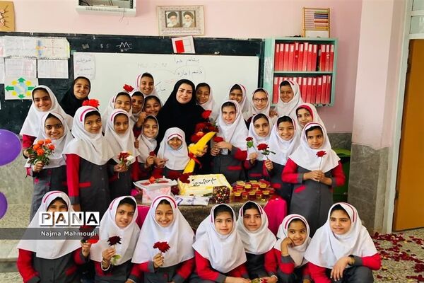 تقدیر از آموزگاران مدرسه غفاری شهرستان خاتم