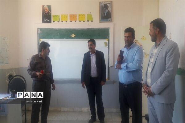 تجلیل از آموزگاران دبستان عشایری امام حسن عسکری خاتم