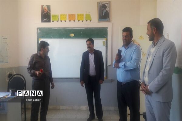تجلیل از آموزگاران دبستان عشایری امام حسن عسکری خاتم