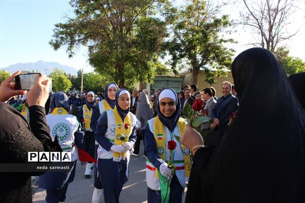 تقدیر اعضای سازمان دانش‌آموزی کرمانشاه از مسئولین آموزش و پرورش در روز معلم