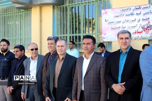 تقدیر اعضای سازمان دانش‌آموزی کرمانشاه از مسئولین آموزش و پرورش در روز معلم