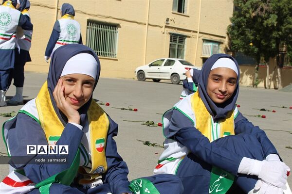 تقدیر اعضای سازمان دانش‌آموزی کرمانشاه از مسئولین آموزش و پرورش در روز معلم