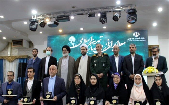 مراسم تجلیل از معلمان سرآمد شهرستان‌های تهران/فیلم