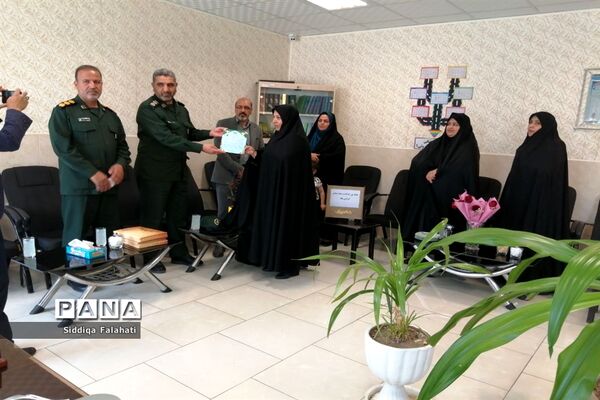 تجلیل از مقام شامخ معلم در دبستان عالیه جبروتی یک ناحیه یک یزد