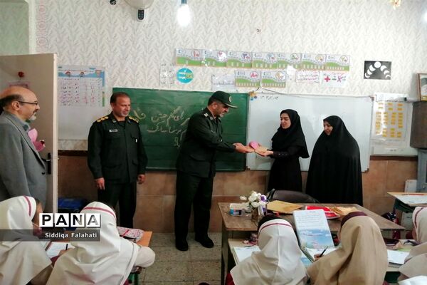 تجلیل از مقام شامخ معلم در دبستان عالیه جبروتی یک ناحیه یک یزد