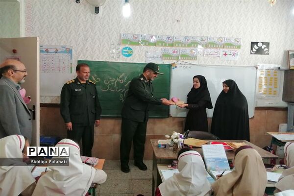 تجلیل از مقام شامخ معلم در دبستان عالیه جبروتی یک ناحیه یک یزد