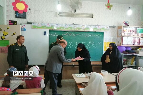 تجلیل از مقام شامخ معلم در دبستان عالیه جبروتی یک ناحیه یک یزد