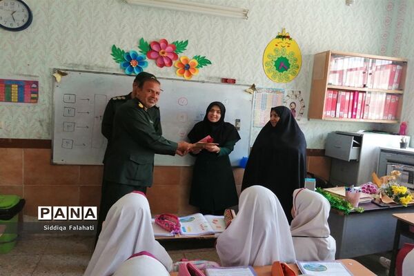 تجلیل از مقام شامخ معلم در دبستان عالیه جبروتی یک ناحیه یک یزد