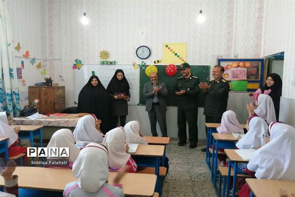 تجلیل از مقام شامخ معلم در دبستان عالیه جبروتی یک ناحیه یک یزد