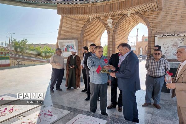 مراسم زیارت عاشورا به مناسبت هفته معلم در کنار مزار مطهر شهدای گمنام بهبهان
