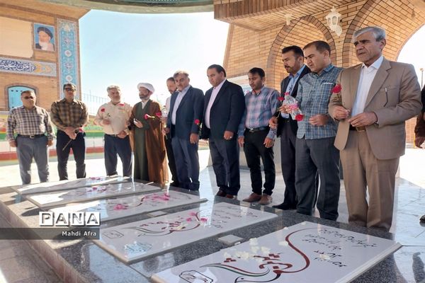 مراسم زیارت عاشورا به مناسبت هفته معلم در کنار مزار مطهر شهدای گمنام بهبهان