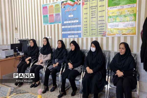 بزرگداشت مقام معلم در دبیرستان متوسطه اول توحید خاتم