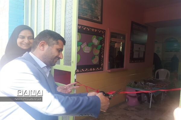 بازارچه دانش‌آموزی به‌مناسبت هفته معلم در دبستان پرنیان ابرکوه