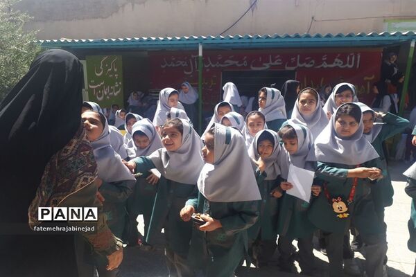 بازارچه دانش‌آموزی به‌مناسبت هفته معلم در دبستان پرنیان ابرکوه