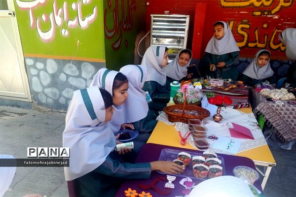 بازارچه دانش‌آموزی به‌مناسبت هفته معلم در دبستان پرنیان ابرکوه